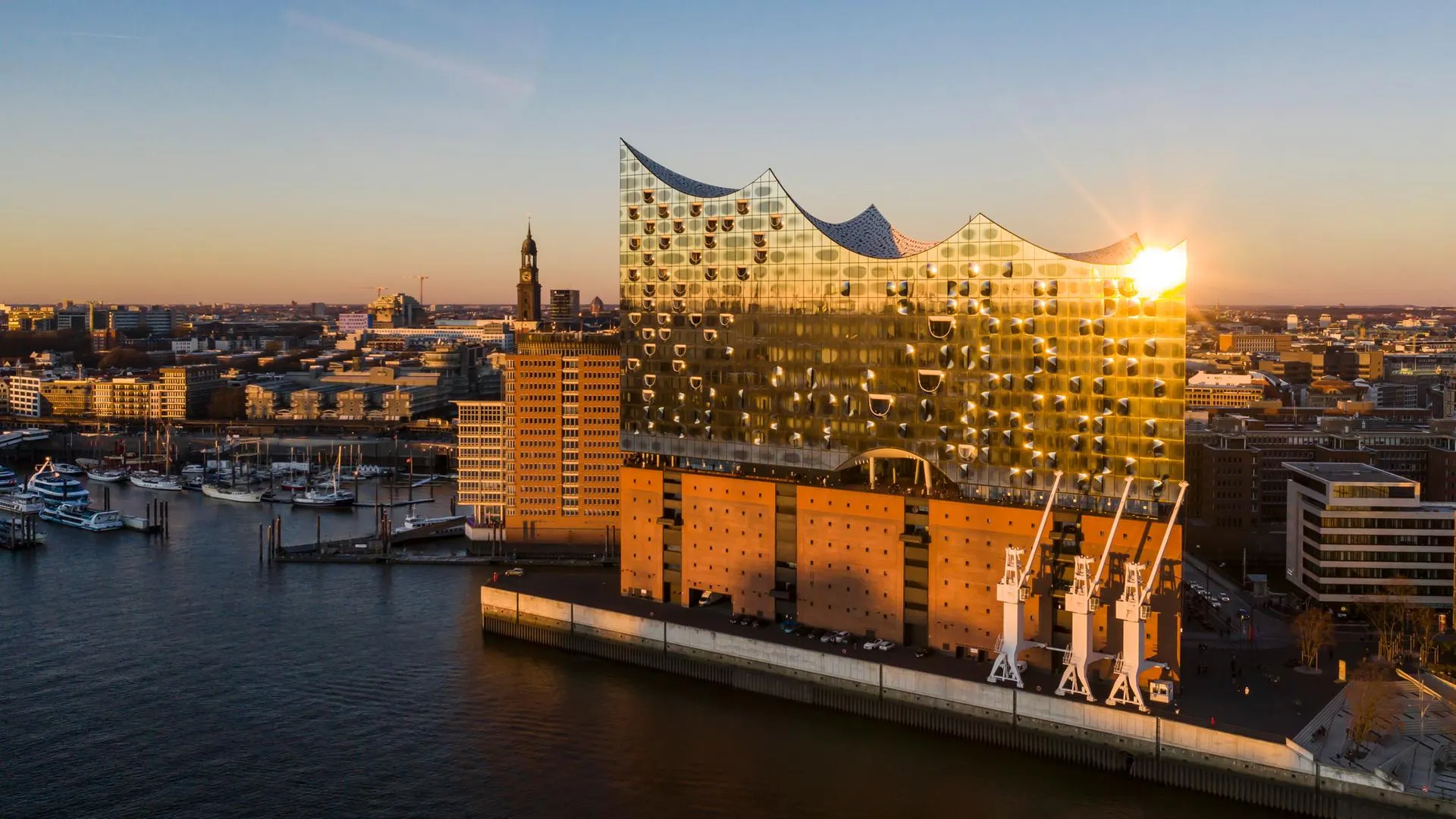 Hamburg mit Elbphilharmonie und Hafen